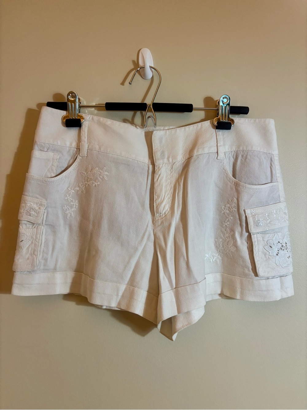 Alice + Olivia Cady Embroidered White Linen Cargo Shorts size 8